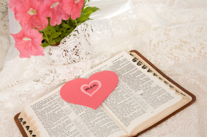 Mothers Day ppen Bible with a construction paper pink heart with the word Mom on it (Credit: fstop123 via iStockPhoto)