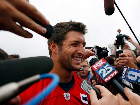 Newly-signed New England Patriots quarterback Tebow talks to reporters following practice session during mandatory team mini-camp in Foxborough, Massachusetts, June 11, 2013 (Credit: Reuters/Bryan Snyder)