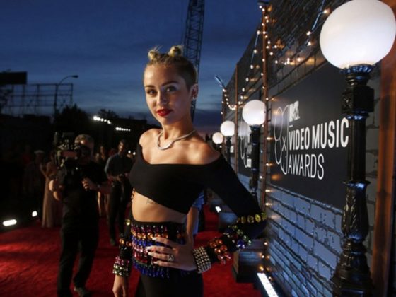 Miley Cyrus poses for photographers on the red carpet before her performance at the 2013 MTV Video Music Awards (Credit: Reuters/Carlo Allegri)