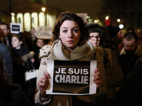 A woman holds a placard that reads, 'I am Charlie', during a vigil to pay tribute to the victims of a shooting by gunmen at the offices of weekly satirical magazine Charlie Hebdo in Paris, at Trafalgar Square in London January 7, 2015 (Credit: Reuters/Stefan Wermuth)