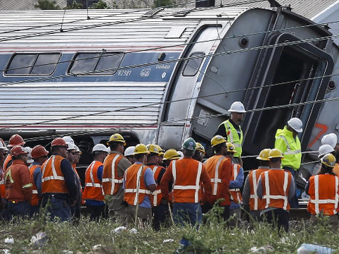 Officials meet at the site of a derailed Amtrak train in Philadelphia, Pennsylvania May 13, 2015 (Credit: Reuters/Mike Segar)