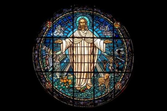 Stained glass image of King Jesus