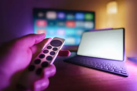 .com/@jakubzerdzicki?utm_source=unsplash&utm_medium=referral&utm_content=credita-person-holding-a-remote-control-in-front-of-a-laptop
